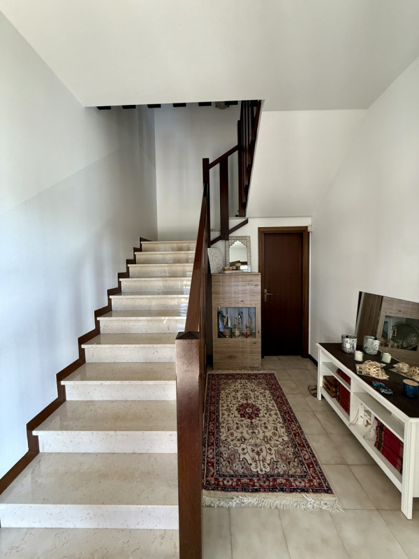 COMPOSIZIONE:
Abitazione a schiera, località Schiavonia, composta da ingresso, luminoso soggiorno...