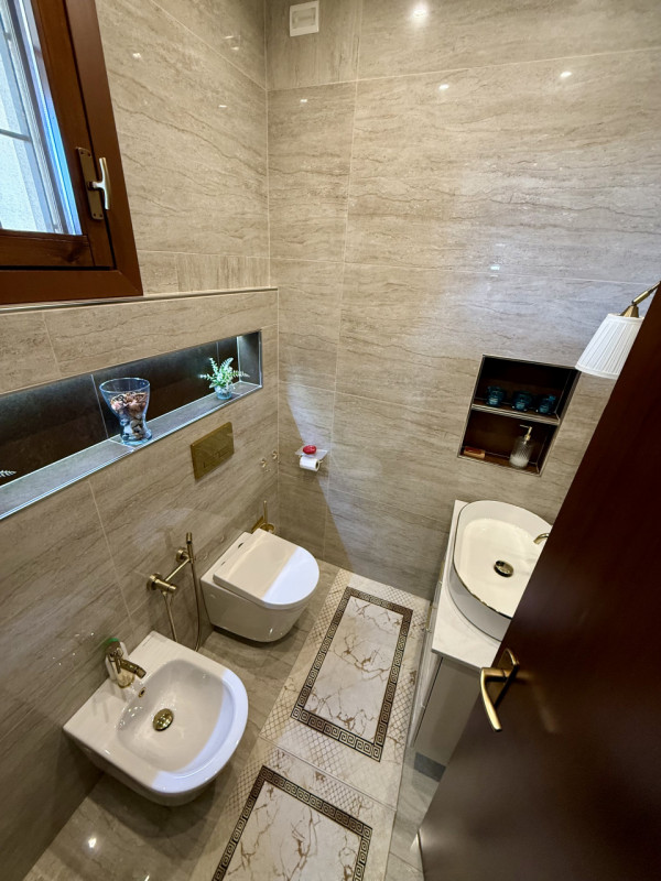 COMPOSIZIONE:
Abitazione a schiera, località Schiavonia, composta da ingresso, luminoso soggiorno...