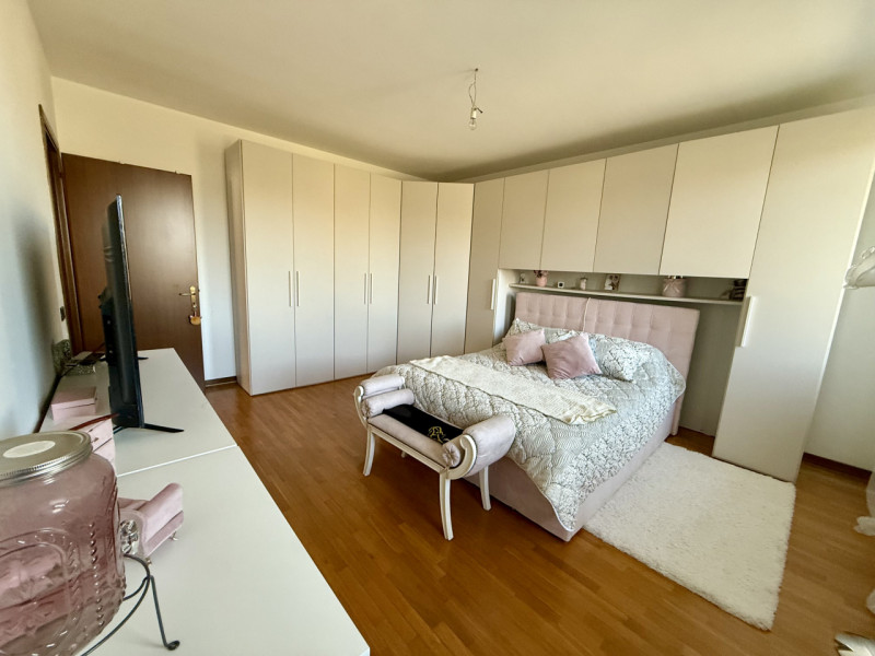 COMPOSIZIONE:
Abitazione a schiera, località Schiavonia, composta da ingresso, luminoso soggiorno...