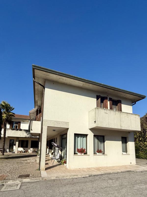 COMPOSIZIONE:
Abitazione a schiera, località Schiavonia, composta da ingresso, luminoso soggiorno...