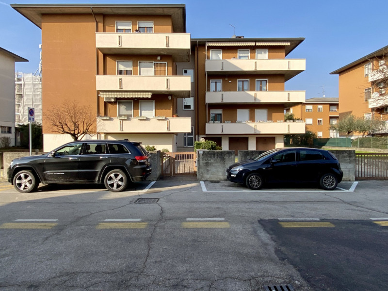 Nel cuore di Torri di Quartesolo, in posizione centrale e strategica, proponiamo in vendita un am...