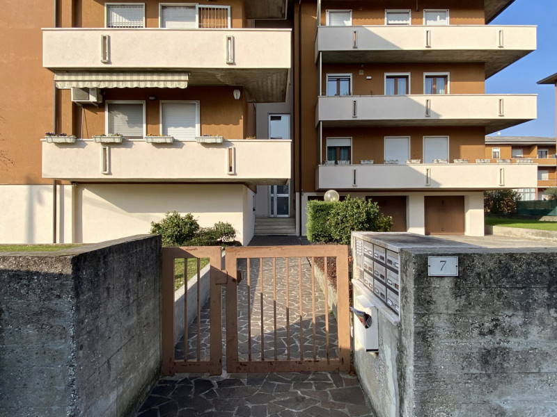 Nel cuore di Torri di Quartesolo, in posizione centrale e strategica, proponiamo in vendita un am...