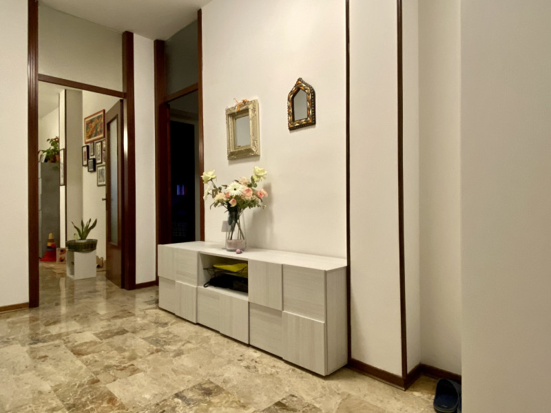 Nel cuore di Torri di Quartesolo, in posizione centrale e strategica, proponiamo in vendita un am...