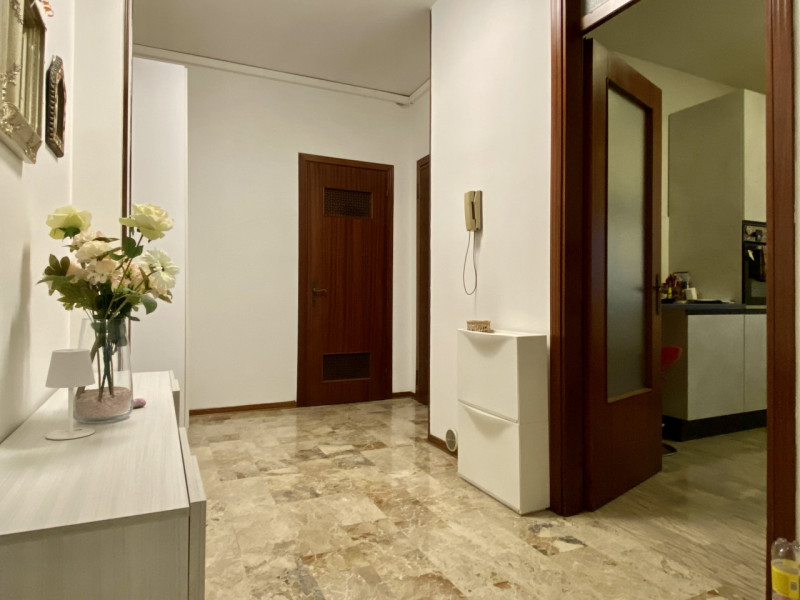 Nel cuore di Torri di Quartesolo, in posizione centrale e strategica, proponiamo in vendita un am...