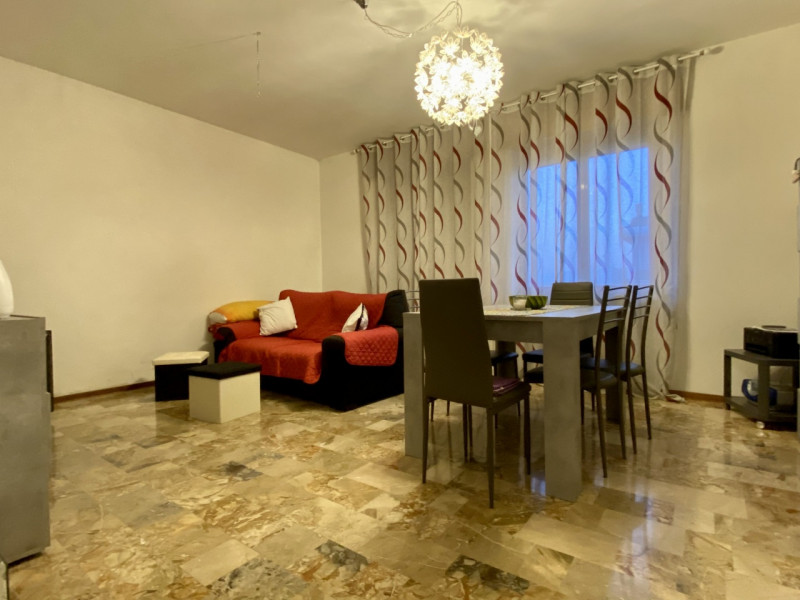 Nel cuore di Torri di Quartesolo, in posizione centrale e strategica, proponiamo in vendita un am...