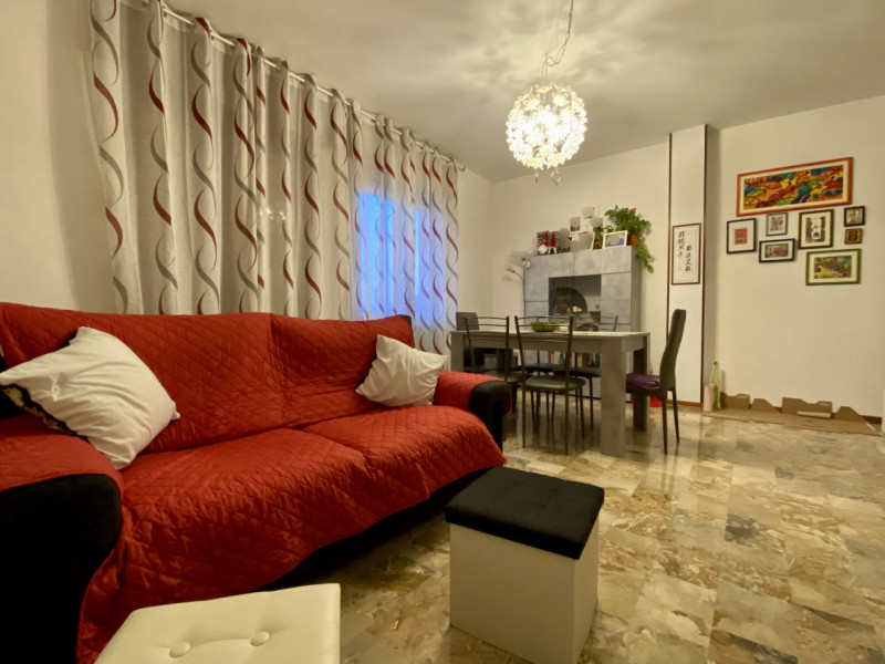 Nel cuore di Torri di Quartesolo, in posizione centrale e strategica, proponiamo in vendita un am...