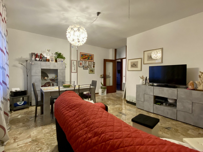 Nel cuore di Torri di Quartesolo, in posizione centrale e strategica, proponiamo in vendita un am...