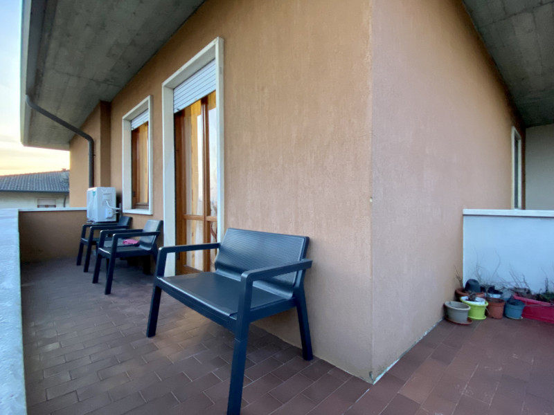 Nel cuore di Torri di Quartesolo, in posizione centrale e strategica, proponiamo in vendita un am...