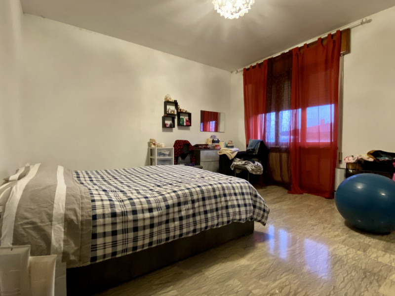 Nel cuore di Torri di Quartesolo, in posizione centrale e strategica, proponiamo in vendita un am...