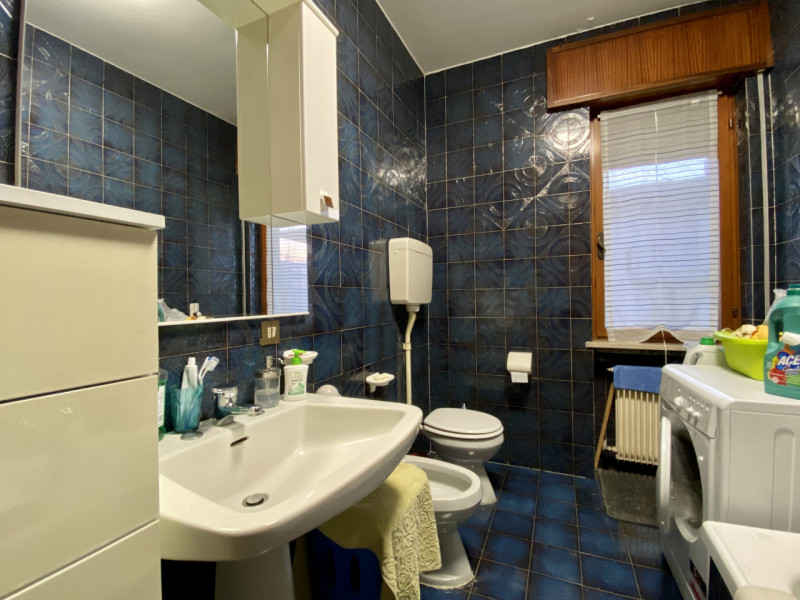 Nel cuore di Torri di Quartesolo, in posizione centrale e strategica, proponiamo in vendita un am...