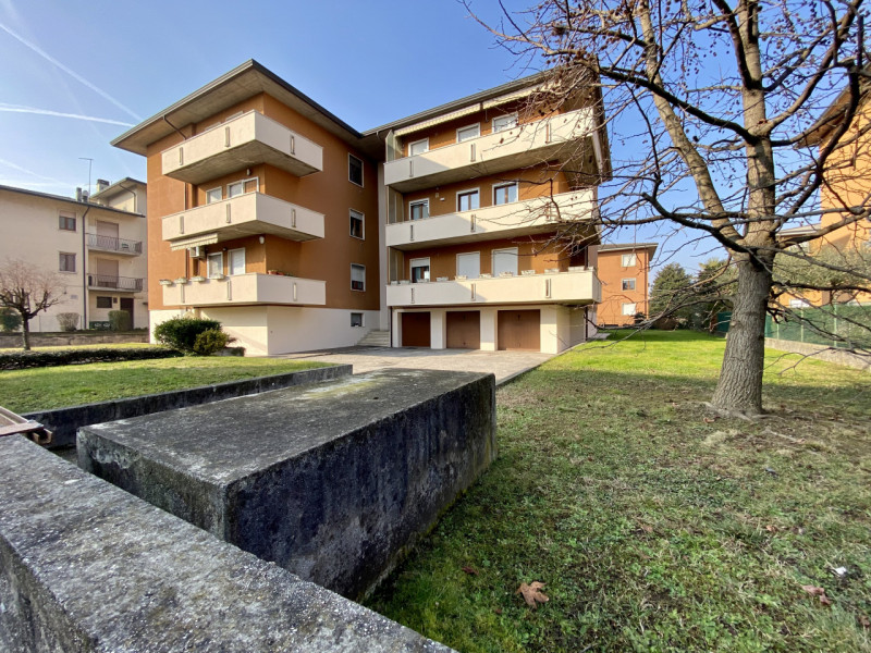 Nel cuore di Torri di Quartesolo, in posizione centrale e strategica, proponiamo in vendita un am...