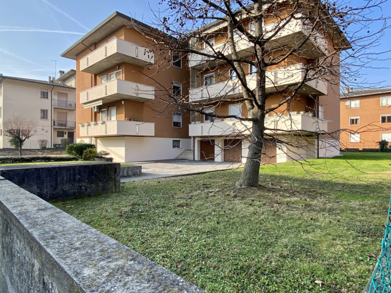 Nel cuore di Torri di Quartesolo, in posizione centrale e strategica, proponiamo in vendita un am...