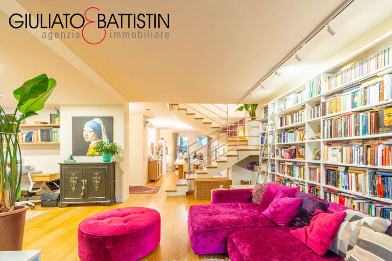 VICENZA: Nel cuore della zona di Casale, in quartiere elegante e di sole abitazioni unifamiliari,...