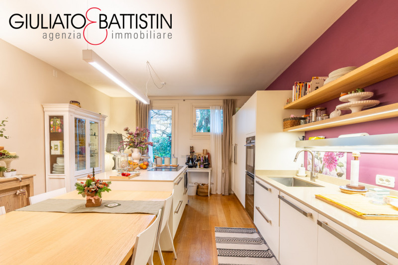 VICENZA: Nel cuore della zona di Casale, in quartiere elegante e di sole abitazioni unifamiliari,...