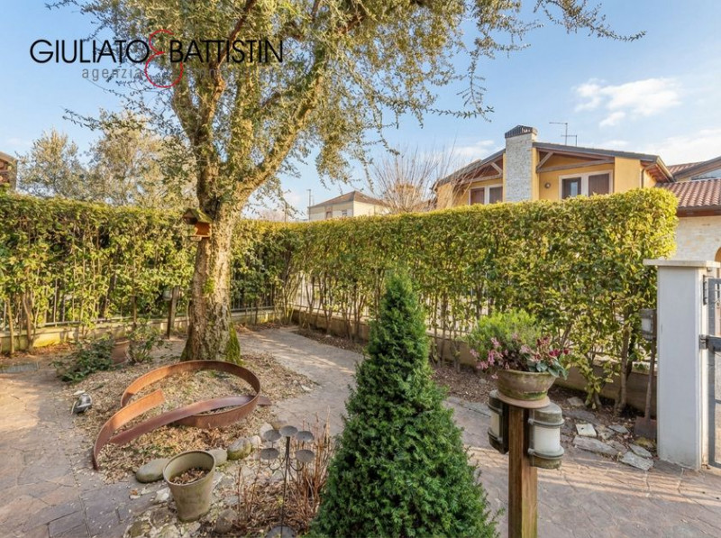 VICENZA: Nel cuore della zona di Casale, in quartiere elegante e di sole abitazioni unifamiliari,...