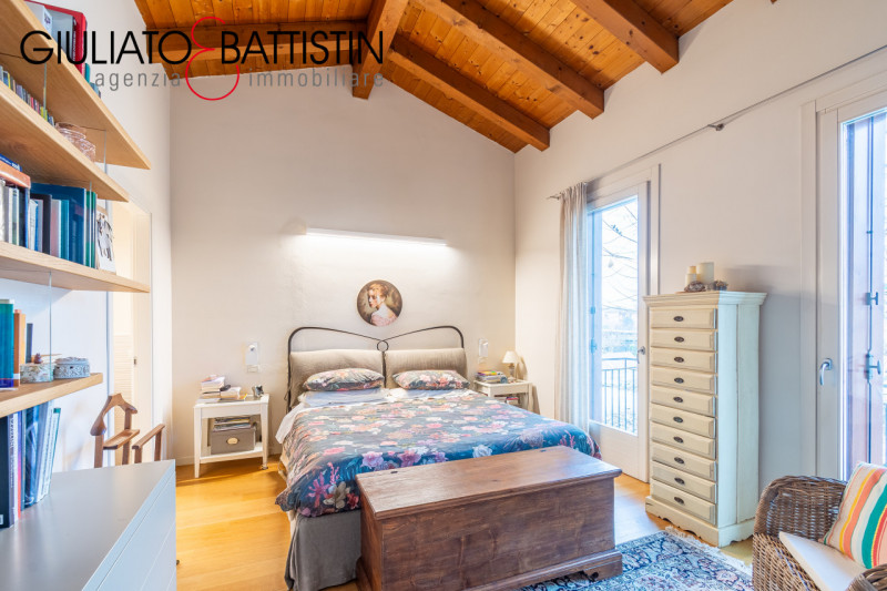 VICENZA: Nel cuore della zona di Casale, in quartiere elegante e di sole abitazioni unifamiliari,...