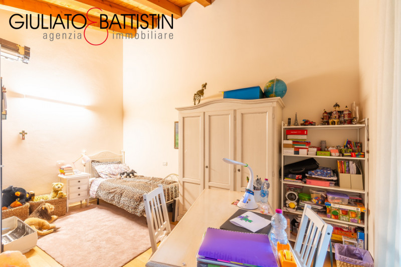 VICENZA: Nel cuore della zona di Casale, in quartiere elegante e di sole abitazioni unifamiliari,...