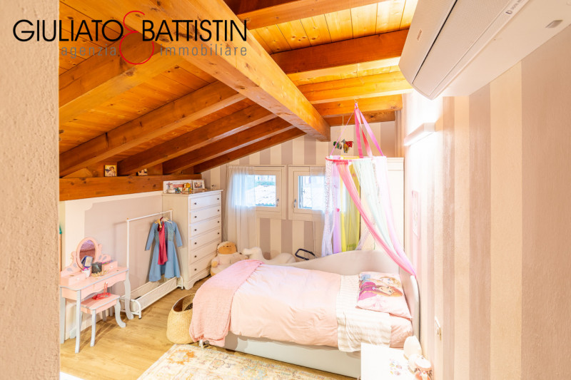 VICENZA: Nel cuore della zona di Casale, in quartiere elegante e di sole abitazioni unifamiliari,...