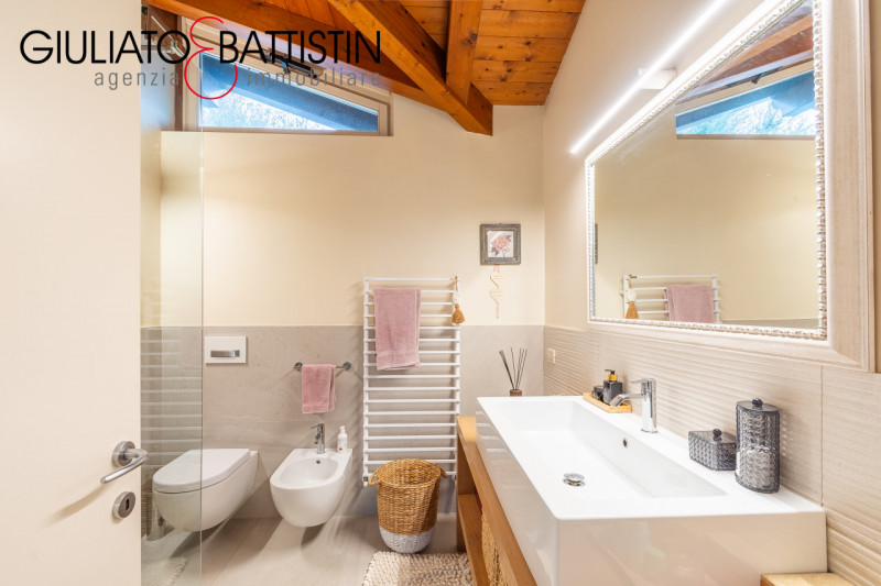 VICENZA: Nel cuore della zona di Casale, in quartiere elegante e di sole abitazioni unifamiliari,...