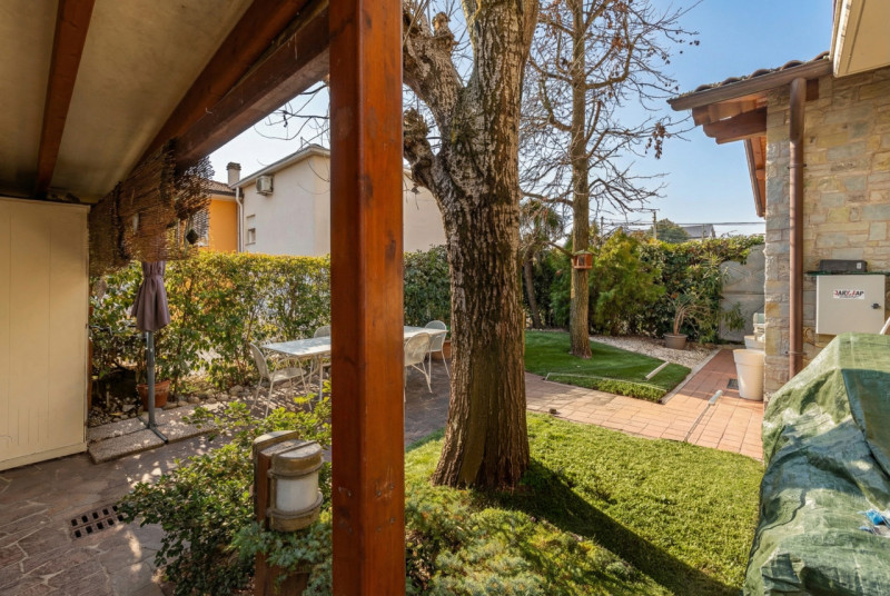 VICENZA: Nel cuore della zona di Casale, in quartiere elegante e di sole abitazioni unifamiliari,...