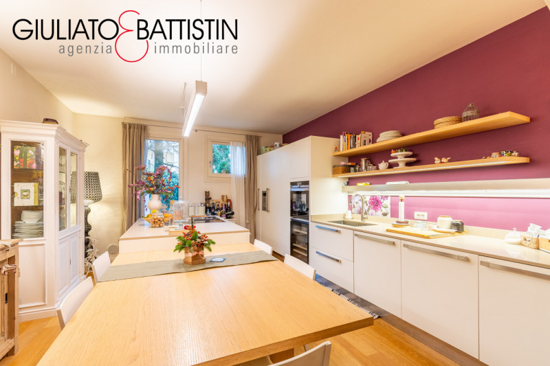 VICENZA: Nel cuore della zona di Casale, in quartiere elegante e di sole abitazioni unifamiliari,...