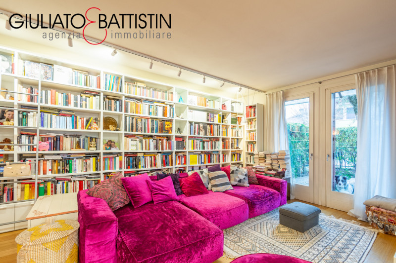 VICENZA: Nel cuore della zona di Casale, in quartiere elegante e di sole abitazioni unifamiliari,...