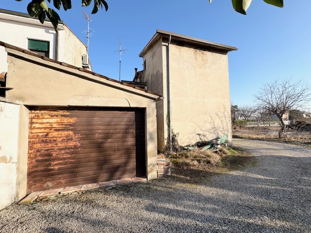 SACCOLONGO (PD) Zona verso Rubano, porzione di rustico in bifamiliare di mq. 200, costruito su un...