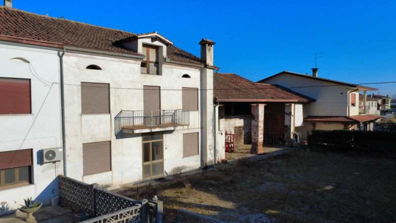 Nel cuore di un borgo di campagna, in zona agricola, proponiamo casa di campagna affiancata su en...
