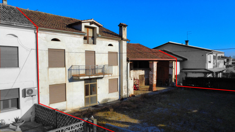Nel cuore di un borgo di campagna, in zona agricola, proponiamo casa di campagna affiancata su en...