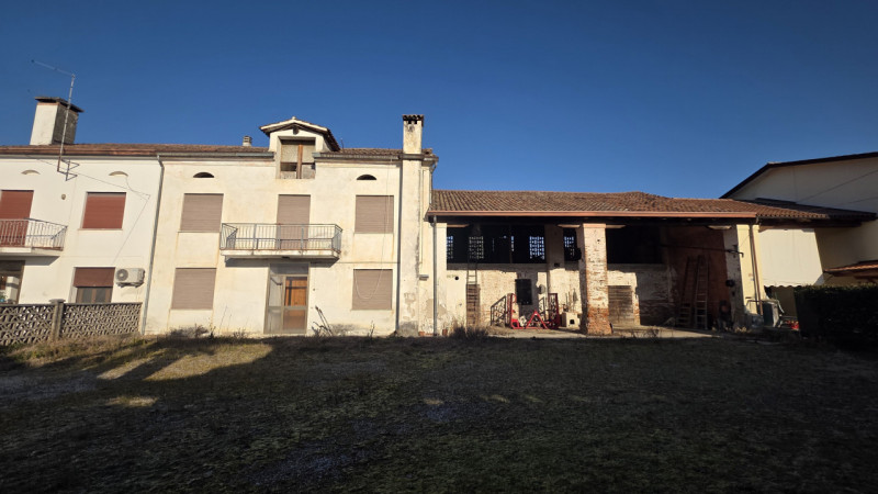 Nel cuore di un borgo di campagna, in zona agricola, proponiamo casa di campagna affiancata su en...