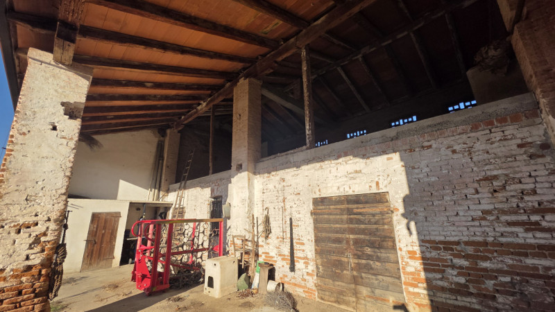 Nel cuore di un borgo di campagna, in zona agricola, proponiamo casa di campagna affiancata su en...