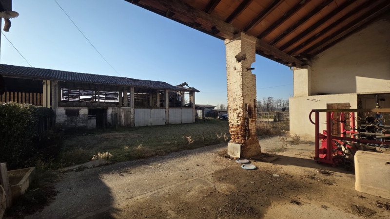 Nel cuore di un borgo di campagna, in zona agricola, proponiamo casa di campagna affiancata su en...