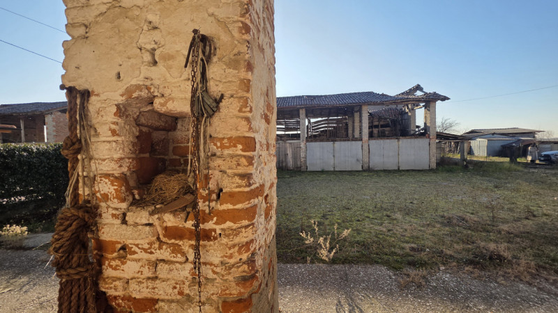 Nel cuore di un borgo di campagna, in zona agricola, proponiamo casa di campagna affiancata su en...