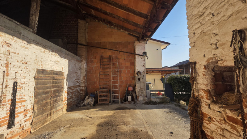 Nel cuore di un borgo di campagna, in zona agricola, proponiamo casa di campagna affiancata su en...