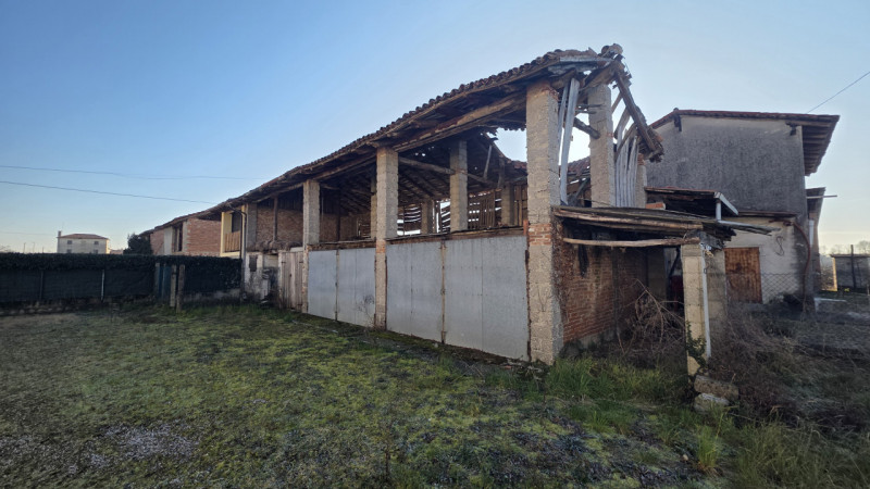 Nel cuore di un borgo di campagna, in zona agricola, proponiamo casa di campagna affiancata su en...