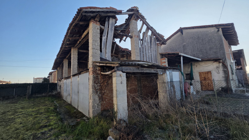 Nel cuore di un borgo di campagna, in zona agricola, proponiamo casa di campagna affiancata su en...
