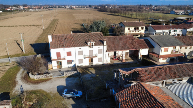 Nel cuore di un borgo di campagna, in zona agricola, proponiamo casa di campagna affiancata su en...