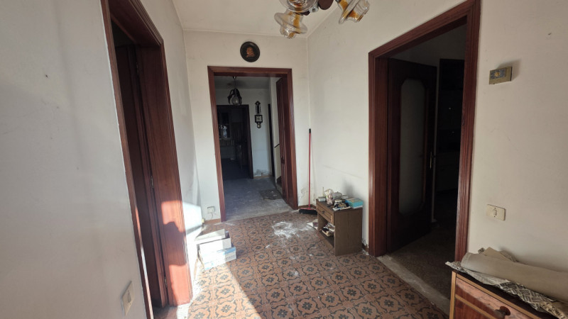 Nel cuore di un borgo di campagna, in zona agricola, proponiamo casa di campagna affiancata su en...