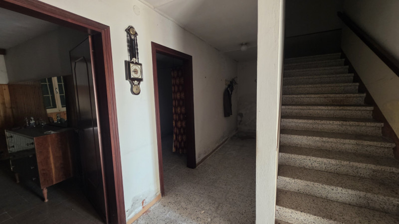 Nel cuore di un borgo di campagna, in zona agricola, proponiamo casa di campagna affiancata su en...