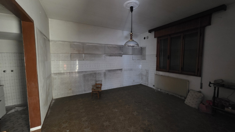 Nel cuore di un borgo di campagna, in zona agricola, proponiamo casa di campagna affiancata su en...