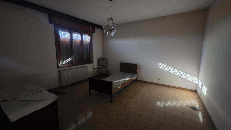 Nel cuore di un borgo di campagna, in zona agricola, proponiamo casa di campagna affiancata su en...