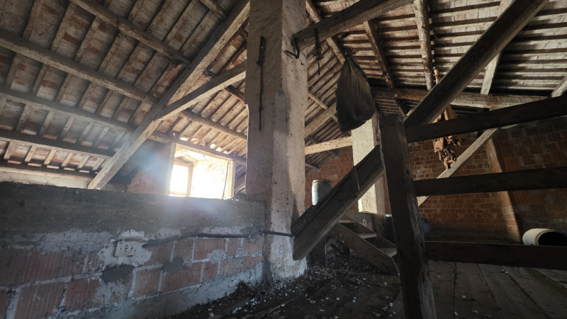 Nel cuore di un borgo di campagna, in zona agricola, proponiamo casa di campagna affiancata su en...