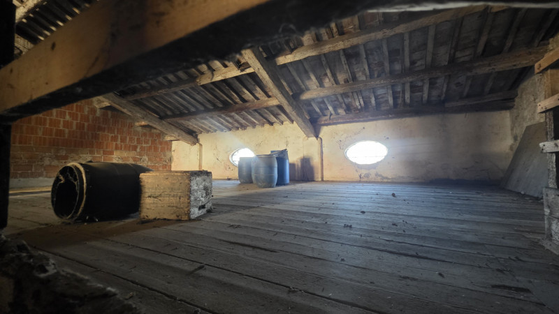 Nel cuore di un borgo di campagna, in zona agricola, proponiamo casa di campagna affiancata su en...