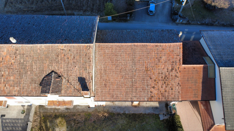 Nel cuore di un borgo di campagna, in zona agricola, proponiamo casa di campagna affiancata su en...