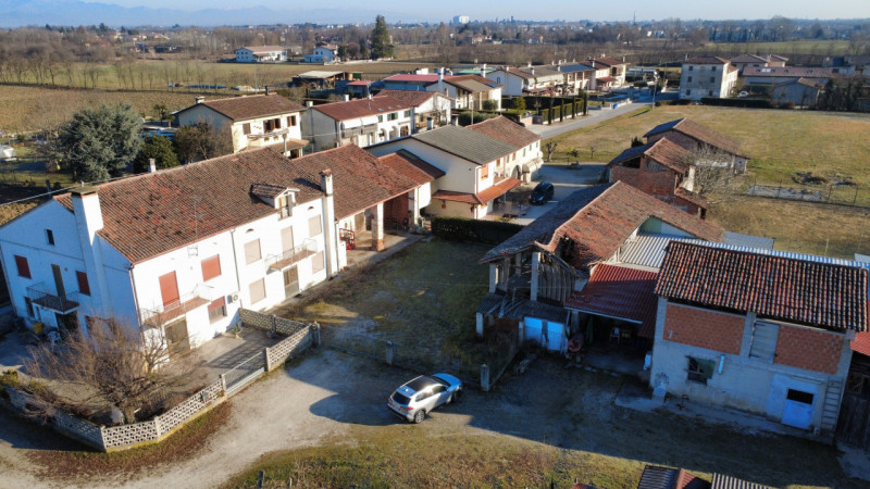 Nel cuore di un borgo di campagna, in zona agricola, proponiamo casa di campagna affiancata su en...