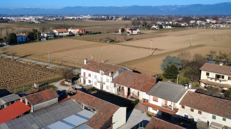 Nel cuore di un borgo di campagna, in zona agricola, proponiamo casa di campagna affiancata su en...