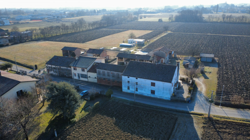 Nel cuore di un borgo di campagna, in zona agricola, proponiamo casa di campagna affiancata su en...