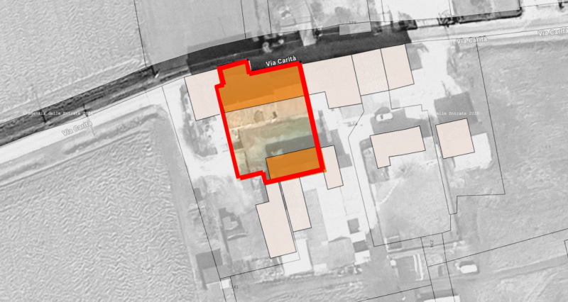 Nel cuore di un borgo di campagna, in zona agricola, proponiamo casa di campagna affiancata su en...