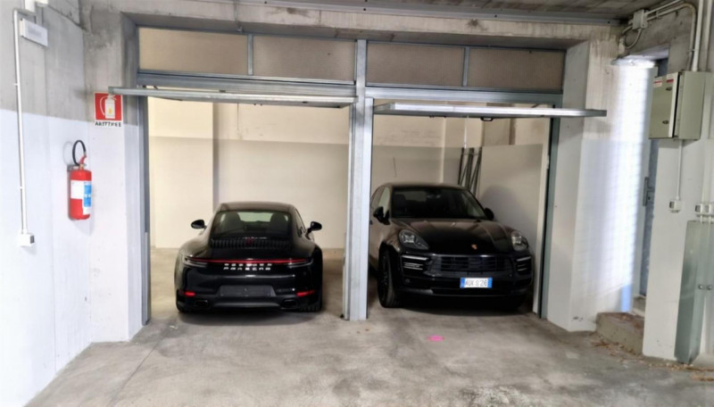 Vendesi a 200 metri da piazza Giorgione ampio garage di 50 mq, 2 posti auto + magazzino € 47.000 ...