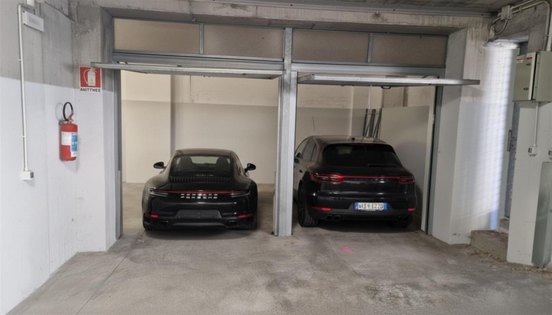 Vendesi a 200 metri da piazza Giorgione ampio garage di 50 mq, 2 posti auto + magazzino € 47.000 ...